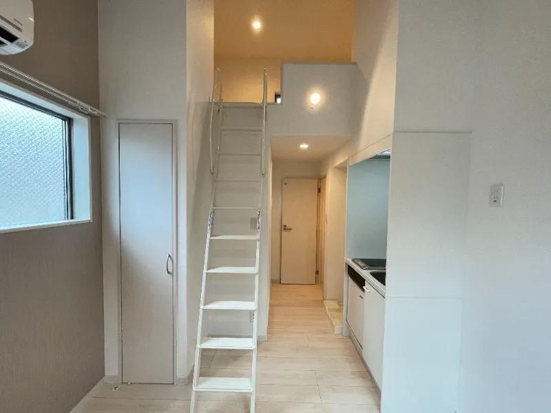 Barmy Place Oji II - Interior - ["Wood", "Flooring", "Floor"]