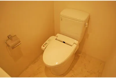 Castalia Kuramae - Interior - ["Toilet seat", "Toilet", "Plumbing fixture"]