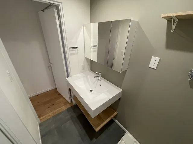 Maison Sunshine - Interior - ["Sink", "Tap", "Plumbing fixture"]