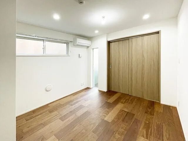 Covent Garden - Interior - ["Flooring", "Floor", "Wood flooring"]