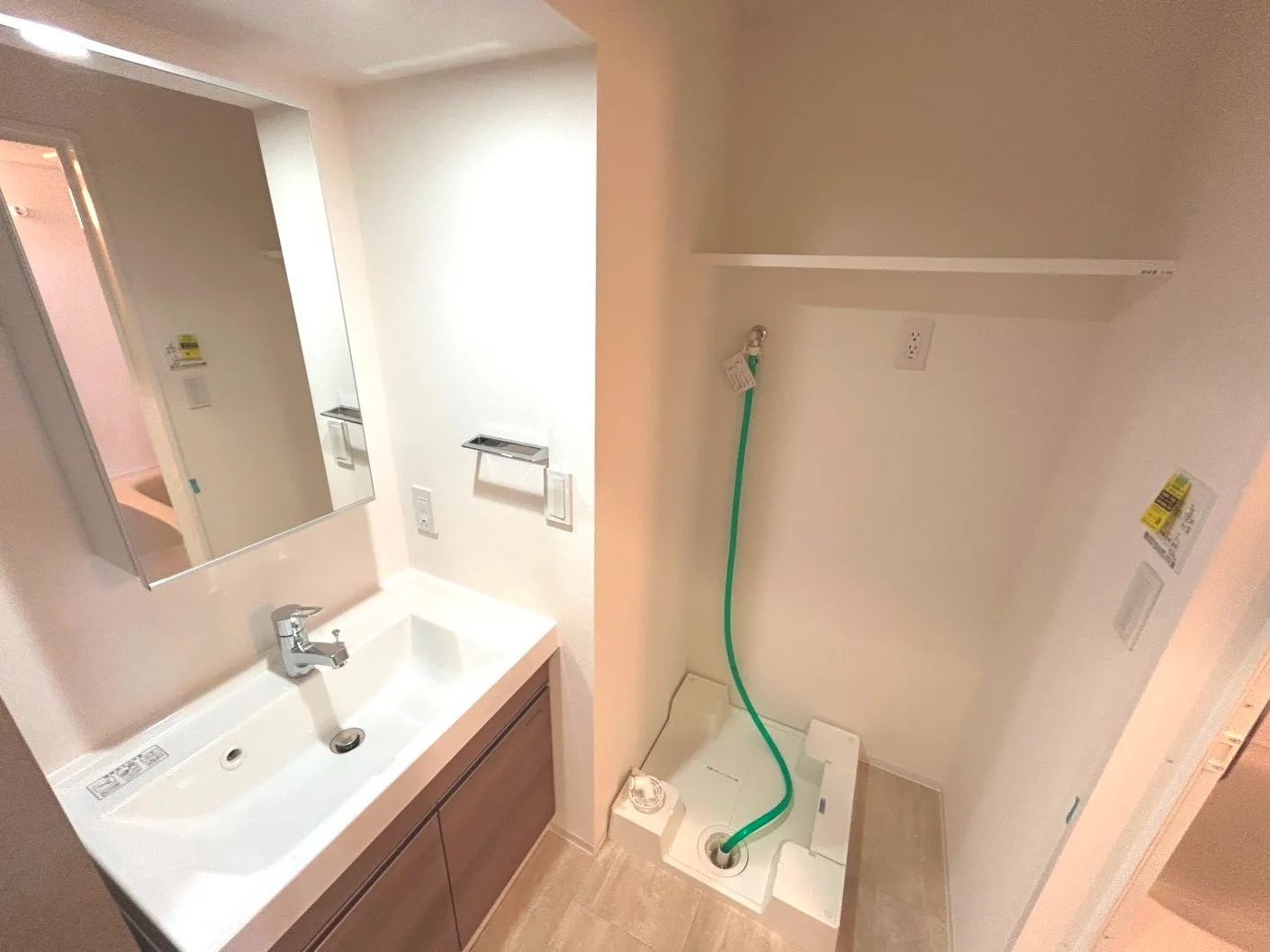 Lefon Livent Ikebukuro - Interior - ["Flooring", "Floor", "Plumbing fixture"]