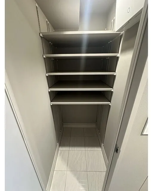 Baus Flats Kuramae - Interior - ["Grey", "Glass", "Shelving"]