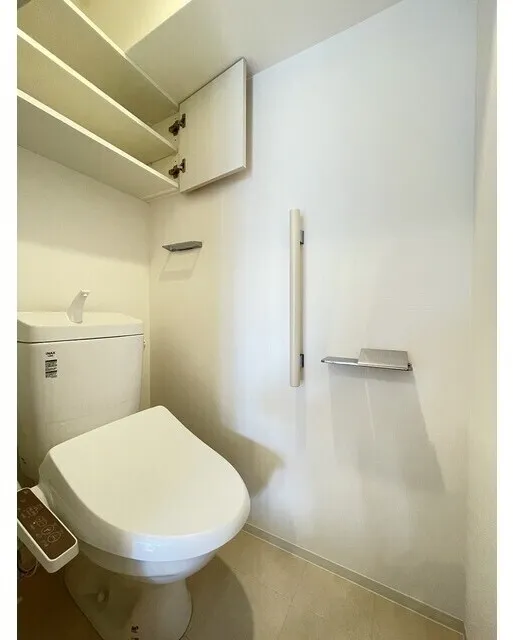 Comforia Liv Hirai MUTIO - Interior - ["Toilet seat", "Toilet", "Plumbing fixture"]