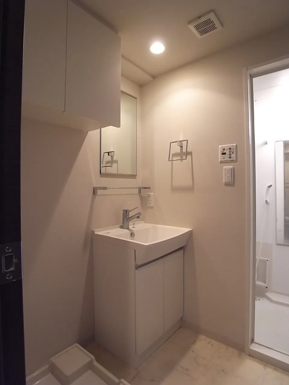 Ecology Toritsu Daigaku Residence - Interior - ["Flooring", "Plumbing fixture", "Interior design"]