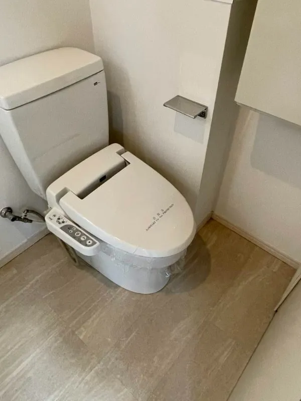 GLANZ - Interior - ["Toilet seat", "Toilet", "Plumbing fixture"]