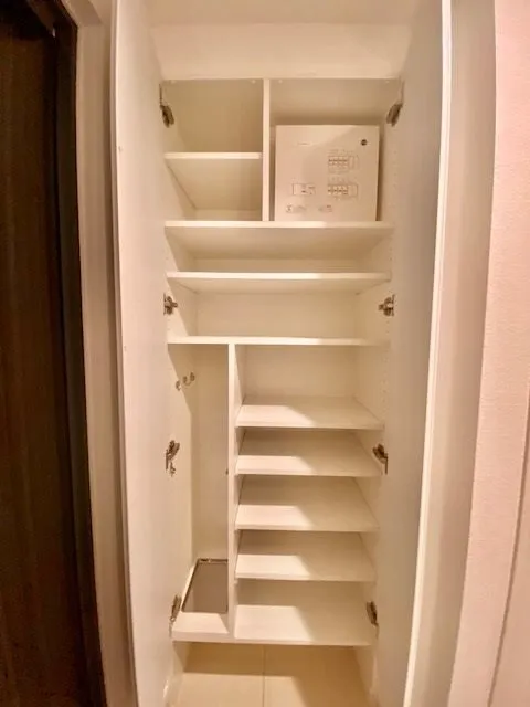La Class Yotsuya - Interior - ["Furniture", "Shelf", "Building"]