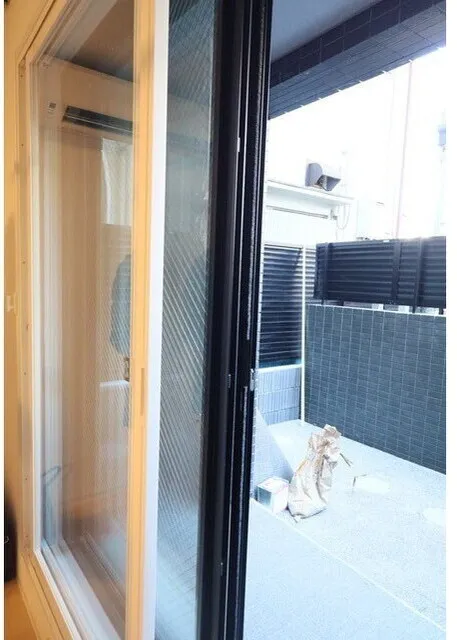 Glorio Shelter Ikebukuro V - Interior - ["Mesh", "Glass", "Window screen"]