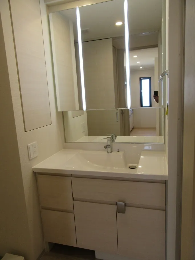 Gran Casa Honkomagome - Interior - ["Mirror", "Bathroom cabinet", "Tap"]