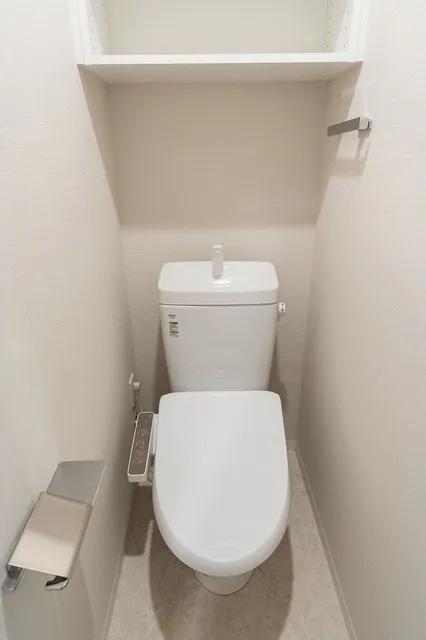 Comforia Oji - Interior - ["Toilet seat", "Plumbing fixture", "Toilet"]