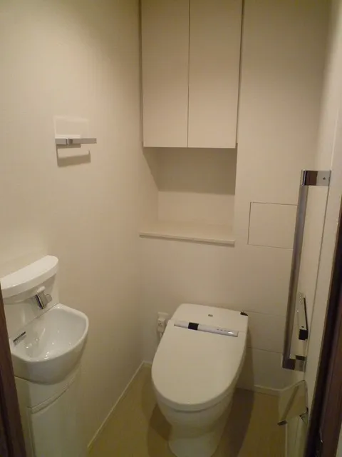 Maison Calme - Interior - ["Toilet seat", "Plumbing fixture", "Toilet"]