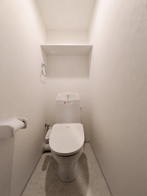 HJ Crown I - Interior - ["Toilet seat", "Toilet", "Plumbing fixture"]