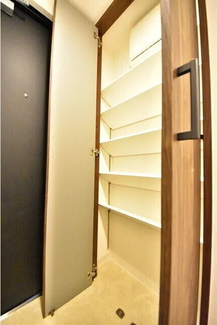 RJ Casa Sakurashinmachi - Interior - ["Fixture", "Wood", "Door"]