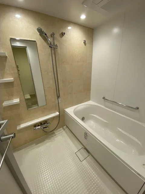 M Shirokanedai - Interior - ["Bathtub", "Plumbing fixture", "Shower head"]