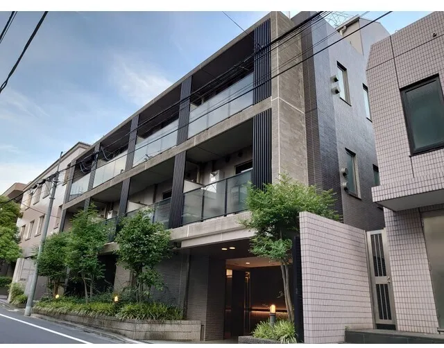Cosmo Lead Ichigaya Harakatacho - Exterior - ["Apartment", "Balcony", "Geraniums"]