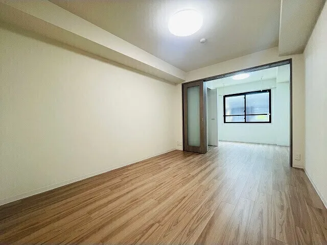Well Square Ism Komagome - Interior - ["Building", "Window", "Fixture"]
