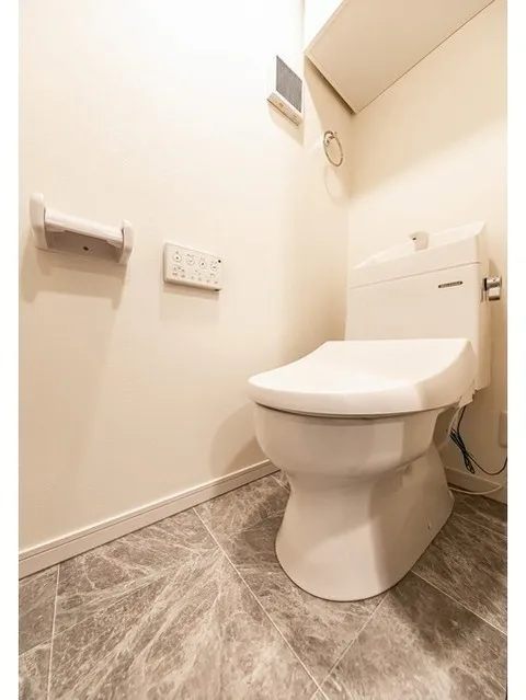 La Douceur Shin Nakano - Interior - ["Toilet seat", "Toilet", "Flooring"]