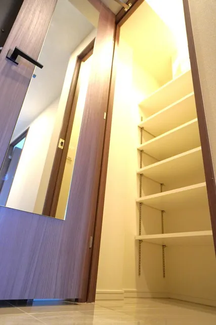 J.GRAN Court Shinagawa Nishioi WEST - Interior - ["Building", "Wood", "Interior design"]