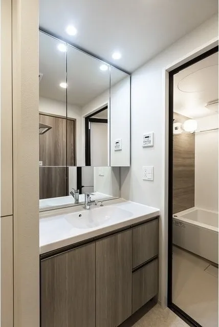 La Sante Ueno - Interior - ["Mirror", "Tap", "Plumbing fixture"]