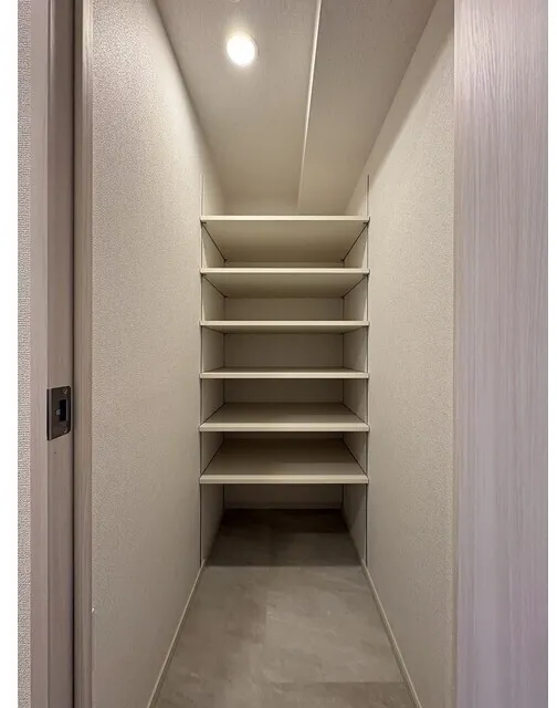 Due Oku - Interior - ["Wall", "Wood", "Flooring"]