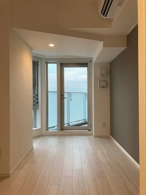 Bowflats Shinagawa Canal Side - Interior - ["Building", "Window", "Fixture"]