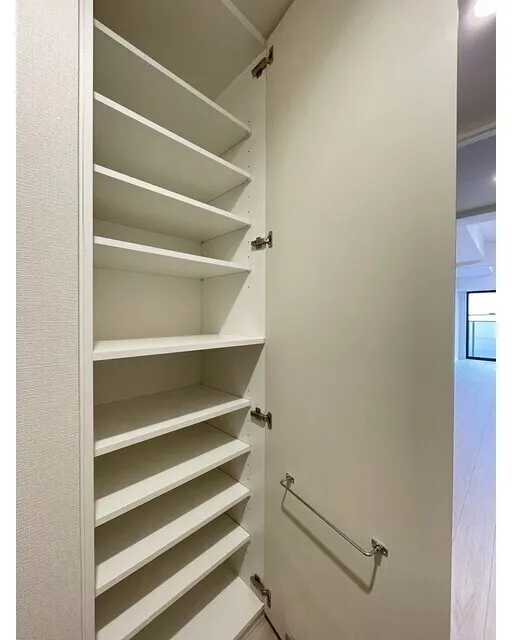 Daffitto Kinshicho - Interior - ["Wood", "Shelving", "Shelf"]