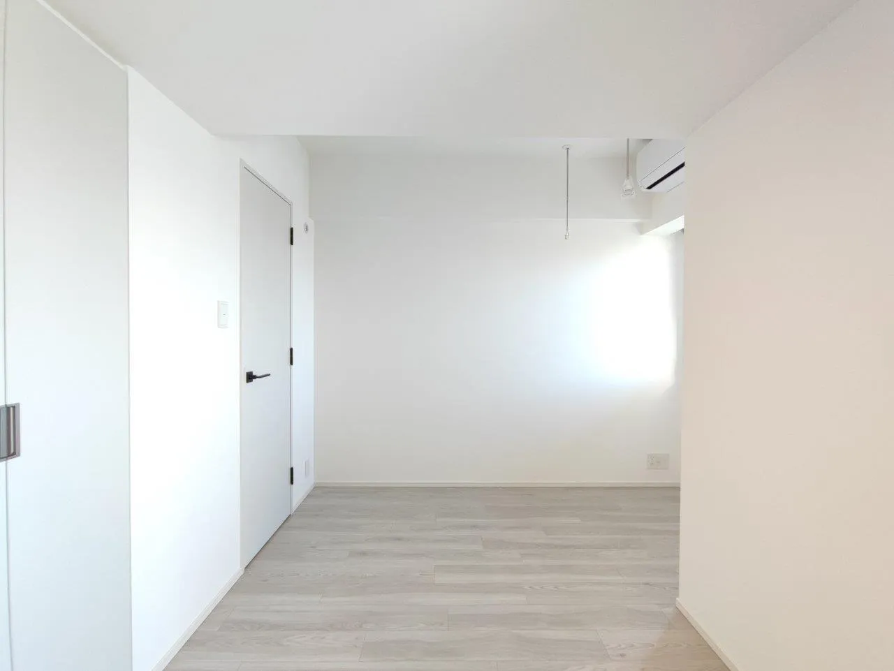 Cross Residence Takadanobaba - Interior - ["Fixture", "Wood", "Flooring"]