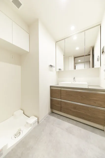 Belfirth Kinshicho South - Interior - ["Mirror", "Building", "Cabinetry"]