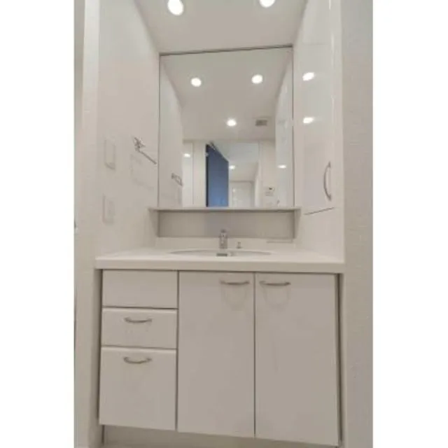 Park Axis Nihombashi Stage - Interior - ["Mirror", "Bathroom cabinet", "Cabinetry"]