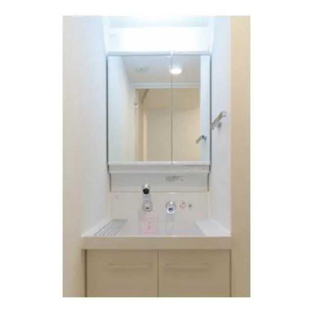 La Vie Lente Ochanomizu - Interior - ["Mirror", "Tap", "Cabinetry"]