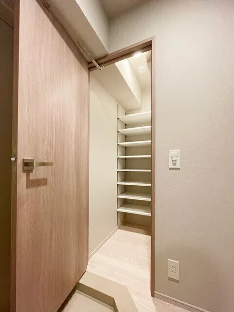 ORSUS Akabane East - Interior - ["Fixture", "Building", "Wood"]
