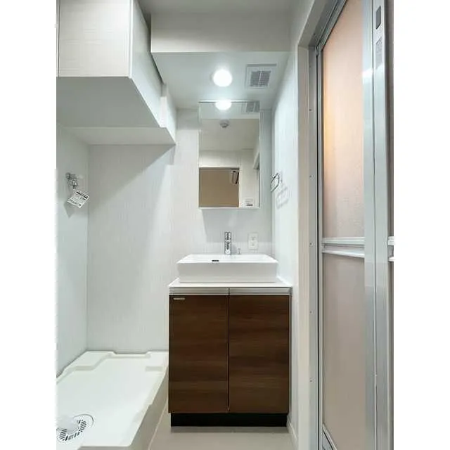 Well Square Ism Kamikitazawa - Interior - ["Mirror", "Tap", "Plumbing fixture"]