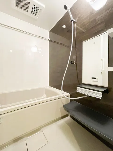 Preasvelta Minowa - Interior - ["Plumbing fixture", "Flooring", "Bathroom"]