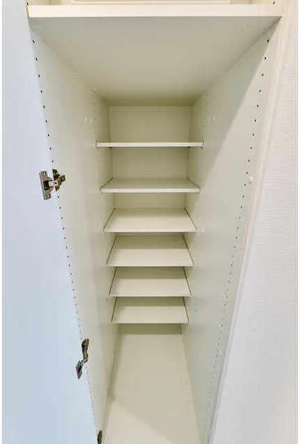 V-Style Iriya - Interior - ["Shelving", "Locker", "Household hardware"]