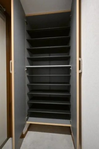 CENTRAL GARDEN RESIDENCE TOKYO - Interior - ["Wood", "Shelving", "Shelf"]