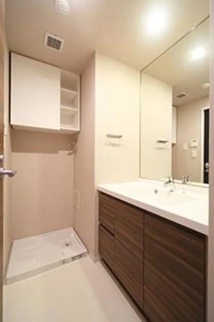 Gardenier Kinuta WEST - Interior - ["Mirror", "Bathroom cabinet", "Sink"]