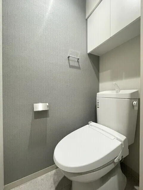 Gran Casa Kasai - Interior - ["Toilet seat", "Toilet", "Plumbing fixture"]