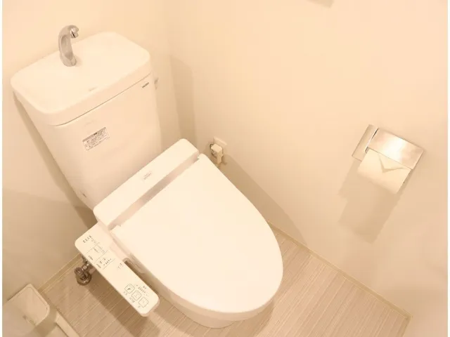 LEXE Iriya - Interior - ["Toilet seat", "Plumbing fixture", "Toilet"]