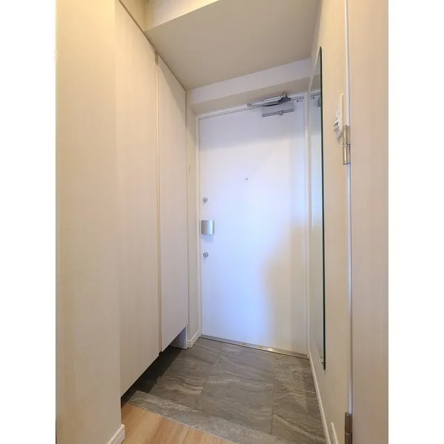 Comforia Higashioi II - Interior - ["Building", "Fixture", "Door"]