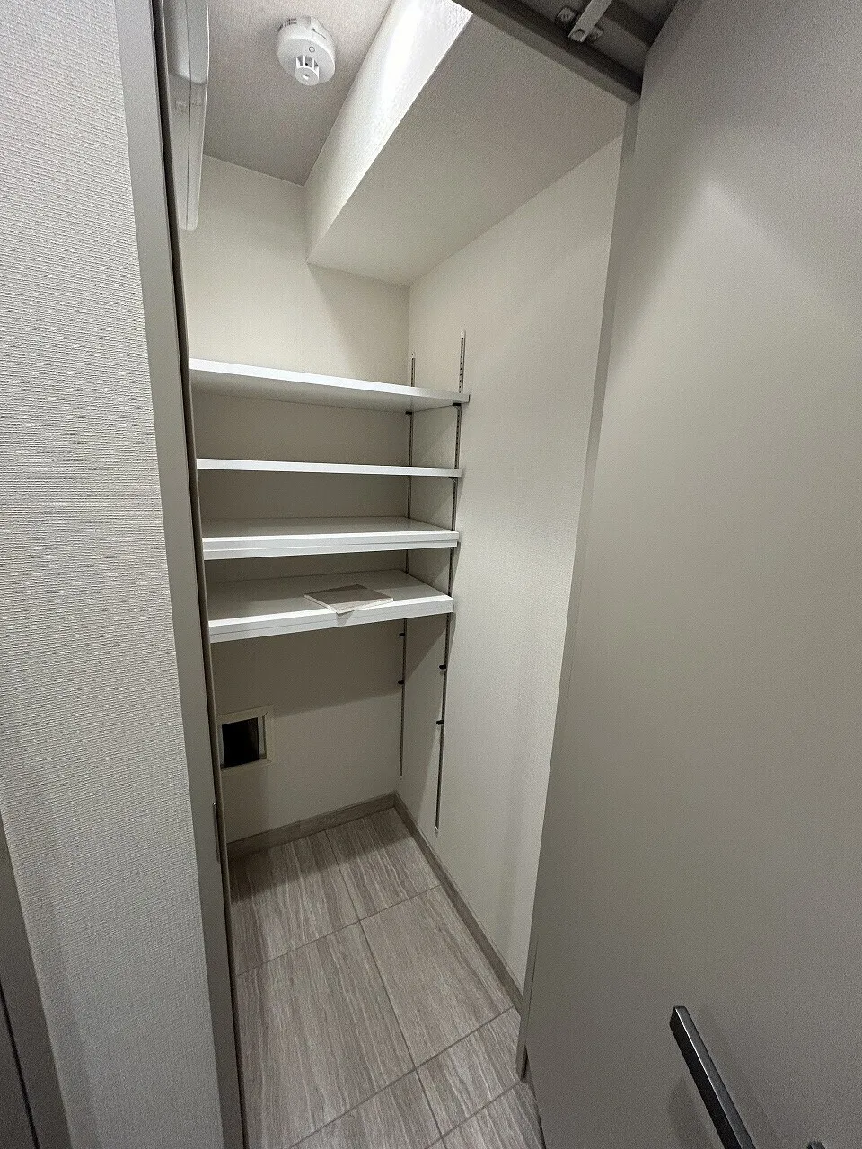 Branchiesta Ekoda - Interior - ["Flooring", "Floor", "Grey"]