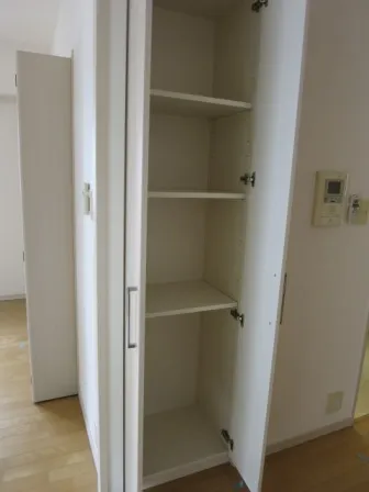Clio Tokoshi Ginza 2nd Building - Interior - ["Shelf", "Furniture", "Wood"]