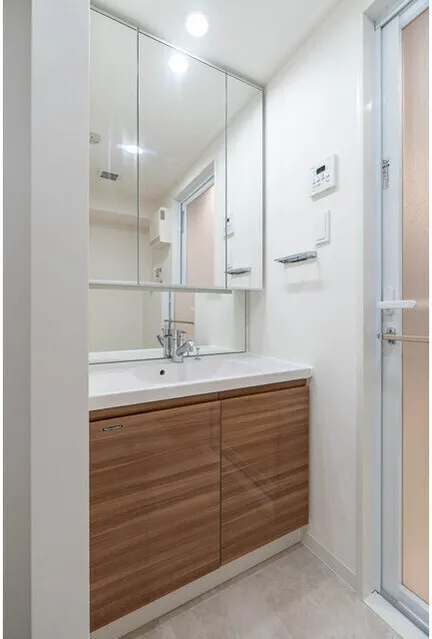 LUMIEC BUNKYO SENGOKU - Interior - ["Bathroom Sink", "Flooring", "Plumbing fixture"]