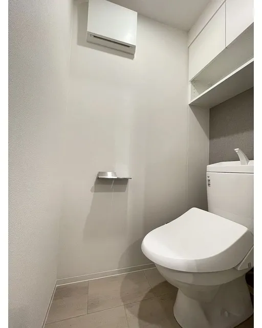 Comforia Nakakasai - Interior - ["Toilet seat", "Flooring", "Floor"]