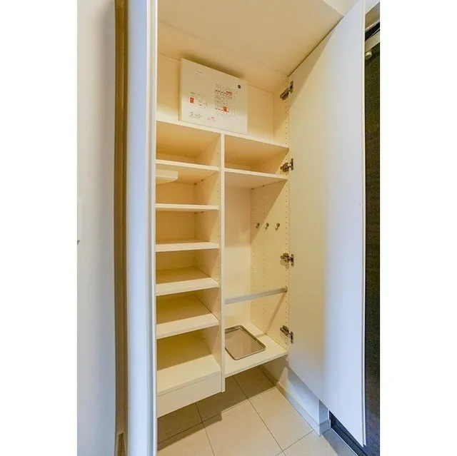Due Kameido - Interior - ["Shelf", "Furniture", "Building"]