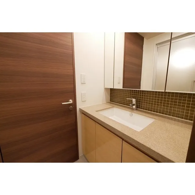 Comforia Shinjuku East Side Tower - Interior - ["Brown", "Tap", "Mirror"]