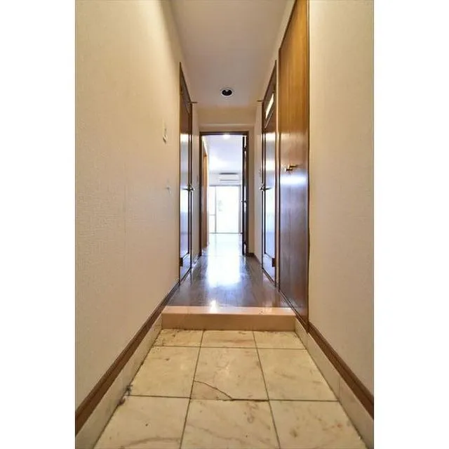 Plateau Jingumae - Interior - ["Building", "Fixture", "Door"]
