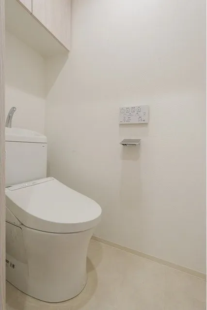 Comforia Live Kiba - Interior - ["Toilet seat", "Bathroom", "Plumbing fixture"]
