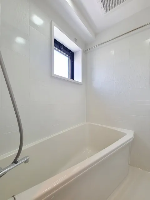 Comforia Higashioi I - Interior - ["Window", "Bathtub", "Plumbing fixture"]