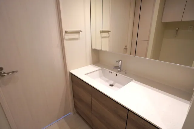 Ipse Himonya - Interior - ["Brown", "Mirror", "Sink"]