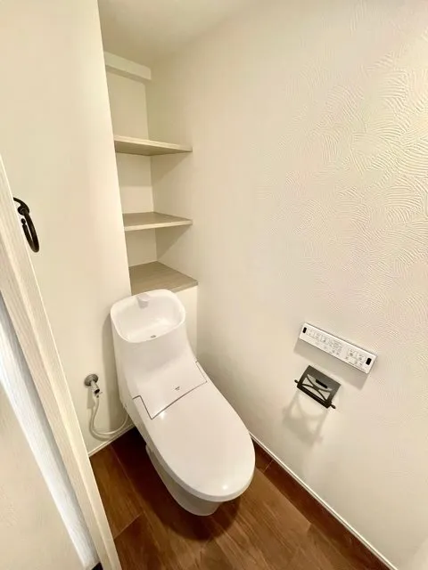Residia Shibaura - Interior - ["Toilet seat", "Toilet", "Flooring"]