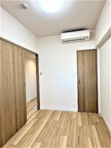 Rene Warabi Building No. 2, Room 807